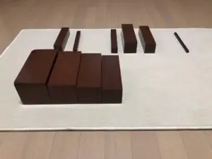太さを見分けるモンテッソーリの「茶色の階段」｜おきがるブログ